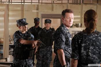 Отчаянные меры  1 сезон  / Last Resort  (2012) HDRip